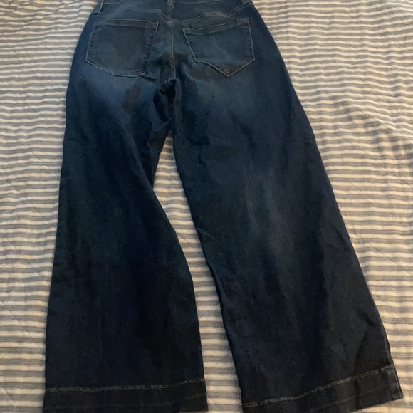 Old navy crop flares - Picture 2 of 3